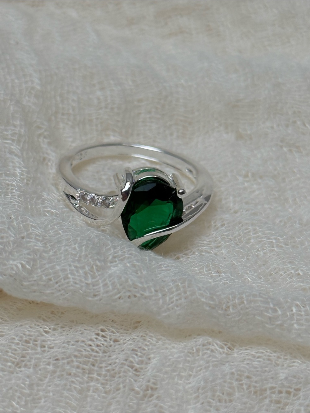 Sterling Silver Emerald Green Teardrop Ring, Size 8 - Picture 2 of 3